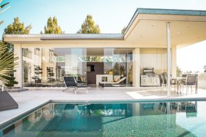 Une élégante propriété avec un jardin luxuriant et une piscine.
